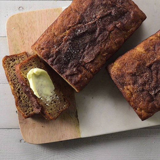 A crunchy cinnamon-sugar crust takes this apple bread to a whole new level. Even better? It takes only 1 bowl and 1 hour to make! http://bit.ly/2bIcY4f | Betty Crocker