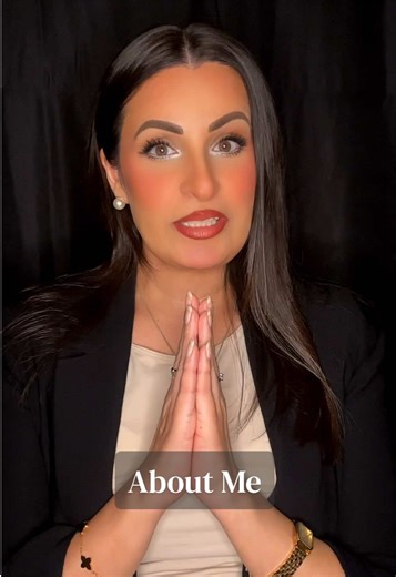 Fra lidenskap til levebrød 💄✨ Jeg har alltid elsket alt som handler om skjønnhet – men for meg handler makeup om så mye mer enn bare det ytre. Det handler om å fremheve det unike, bygge selvtillit og få deg til å føle deg som den beste versjonen av deg selv. Som makeupartist jobber jeg med å skape glowy, fresh og tidløse looks – spesielt tilpasset deg og din hud ✨ Og nå… noe jeg har gledet meg skikkelig til: Jeg skal snart holde en eksklusiv Makeup Masterclass 🤍 Vil du lære mine beste teknikke