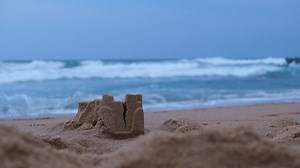 Ils s'éclatent entre frère et soeur sur la plage sans se douter qu'ils vivent leur dernier moment heureux ensemble