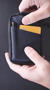 อีกหนึ่งใบจาก Alpaka Japan Edition . 👍Pouch ไซส์เล็กหนึ่งเดียว ใน Japan Edition โดยดีไซน์ และ ฟังก์ชั่น ไม่ได้มีอะไรแตกต่างจาก Alpaka Hub Pouch Pro ดั้งเดิม ที่เพิ่มเติมมาคือเปลี่ยนมาใข้ผ้า Axoflux 400D ผ้าประจำ Japan Edition ทำให้มันดูดีพรีเมี่ยมขึ้นมาก และมี Label Japan Edition สุดเท่อยู่ด้านใน . 😄กระเป๋า Pouch เก็บอุปกรณ์ขนาด Compact จาก Alpaka ขนาด 8.5 x 12.5 cm. หนา 2.5 cm. หนัก 70 กรัม . 🤔มีช่องซิปด้านหน้า 1 ช่อง และมีช่องเหน็บอุปกรณ์ด้านหน้ากระเป๋า 1 ช่อง ด้านหลัง 2 ช่อง ด้านหลังสามารถ