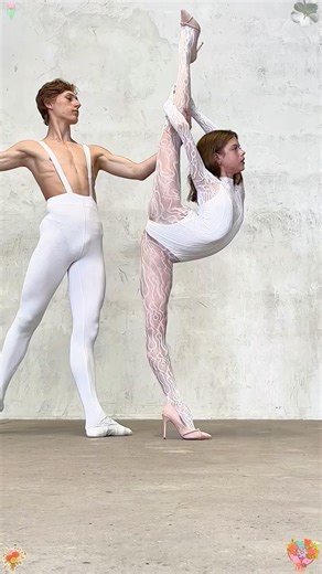 Model poses for photoshoot📸#ballet #photography #balletphotography #art #print