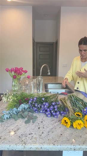 Finding myself humming as I prepare these #flowers #selfcare 💕