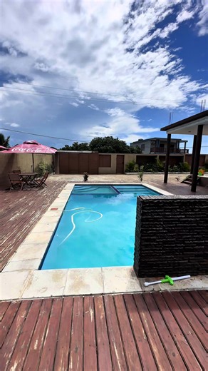 Casa de Praia T4 🏝️ - Montana 📍Praia da Ponta Douro Casa Self-Catering bastante fresca de 4 quartos (1 suite) com armários, 2 casas de banho comuns (interna e externa), cozinha completa open-space, sala de estar, piscina, deck, churrasqueira, sala de diversão com bar, compartimentos climatizados, estacionamento interno. Época Baixa: 4 Quartos: 22.500mt 3 Quartos: 17.500mt 4min da praia 🏖️ de 🚗 Não precisa ser 4x4 Para reservar entre em contato pelo 851946085 (WhatsApp Activo) #BeachStayMoz #