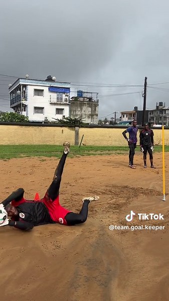🧤🔥 Tu veux améliorer le cardio d’un gardien ? Essaie cet exercice ! Le 8 permet d’enchaîner les déplacements, accélérations et changements de direction. Fais plusieurs répétitions en gardant une bonne intensité. 💪🏾 👉 Teste-le à ta prochaine séance ! #Goalkeeper #GKTraining #GardienDeBut #FootballTraining #Cardio