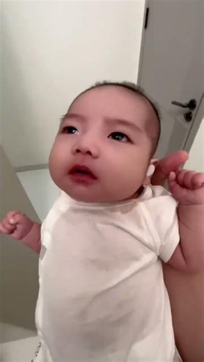 第一视角看90后爸爸给49天宝宝洗澡抚触 #人类幼崽 #宝宝成长记 #爸爸带娃新生儿洗澡