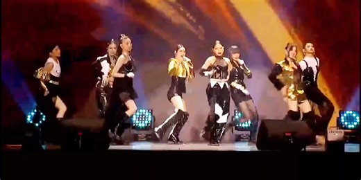 THIS BORN TO WIN VERSION SA COACHELLA 2026 PLEASE 😭🙏🏻 credits: https://x.com/copybaruh | Rox