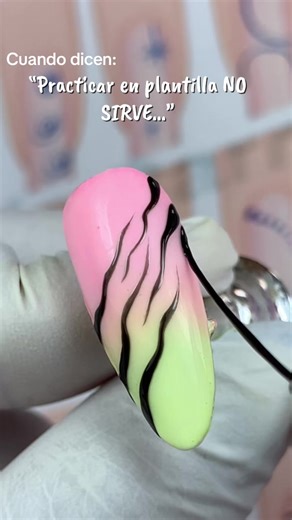 Si tus trazos en mano alzada no salen limpios en la uña, el problema no es la curvatura: es la falta de entrenamiento previo. En este video te muestro cómo pasar de la práctica en plantilla a la uña real, adaptando líneas rectas, diagonales, curvas y zigzag sobre superficie curva hasta lograr diseños como la técnica cebra con precisión. La plantilla entrena tu pulso, pero la uña convierte esa técnica en dominio real. Aprende a controlar el pincel, adaptar el ángulo de tu mano y perfeccionar tus 