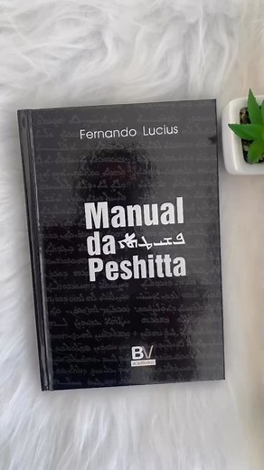 MANUAL DA BÍBLIA PESHITTA A Peshitta é a versão aramaica das Escrituras, tanto o Antigo Testamento como o Novo Testamento. Hoje, a versão Peshitta ainda é utilizada por diversas comunidades de fala aramaica ao redor do mundo, e também é utilizada como fonte de estudo por diversos estudiosos e pessoas interessadas na diversidade e riqueza do texto bíblico. O Manual da Peshitta analisa diversas teorias e implicações que esta versão das Escrituras tem sobre o texto bíblico, bem como diversas inform