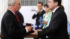 Octavian Bellu şi Mariana Bitang, decoraţi cu cea mai înaltă distincţie acordată de statul român. Medaliaţii la Olimpiadă şi tehnicienii acestora au primit onorul la Cotroceni