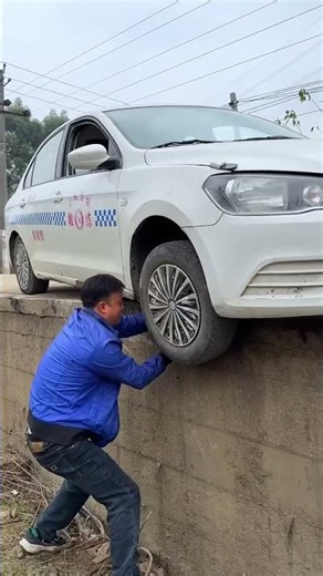 If A Car Wheel Falls Off A Curb, Do Not Seek Help; Try To Save Yourself #automobile #drivingreview