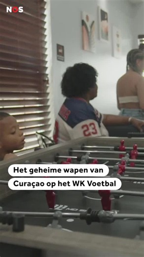 Wanneer morgen het eerste fluitsignaal klinkt tegen Duitsland, schrijft Curaçao geschiedenis. Het wordt dan het kleinste land ooit dat op een WK voetbal in actie komt. De familie Bacuna vormt daarbij een belangrijk onderdeel van een elftal waarin familie en saamhorigheid centraal staan. #wk #curaçao #vs #duitsland #voetbal
