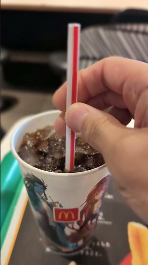 マクドナルドのモバイルオーダーでアイスコーヒー頼んだら何故かプラスチックのストローだった！紙と違ってプラスチックの方が吸い込むとき冷たさがダイレクトで伝わるのでいいわ〜