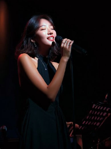 Emotional Song by Beautiful Chinese Singer: A Must Listen