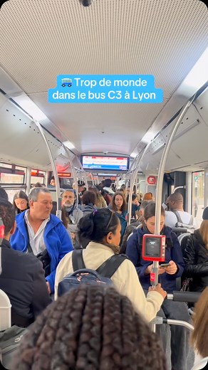 🚏🚎 La ligne de bus C3, la plus importante du réseau TCL de surface, souffre d’une surfréquentation et d’une saturation générale. Dès le mois de juin 2025, le Sytral promet néanmoins des améliorations sur l’axe reliant le Vieux-Lyon à Vaulx-en-Velin ! #tcl #lyon #actulyon #transports #bus | Actu Lyon
