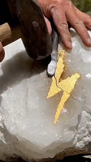 Erna Mulyani on Instagram: "In California's historic veins, miners extract dendritic gold from quartz. High-grade specimens from the Eagle’s Nest Mine can fetch over $10,000 due to their rare, branch-like crystal structures. This geological marvel forms when gold precipitates rapidly within cooling hydrothermal fractures. #GoldMining #CaliforniaGold #Geology #GoldSpecimen"