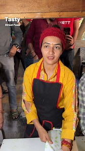 917K views · 12K reactions | Viral Vadapav Girl of Delhi - बैंक Manager के Post का Interview हो वेसे लोगों की भीड़ लगती है यहाँ 掠 | Tasty Street Food | Facebook