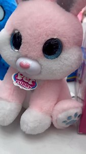 🐰✨ ¿Y qué tal esta hermosura de conejo en peluche? Interactivo, mágico y ¡demasiado tierno! 😍 🪄 Con solo tocarlo con su varita mágica, cobra vida: 🎶 Reproduce varias canciones 💬 Repite lo que uno dice 💡 Tiene luz y su textura es súper suave, ¡ideal para sorprender esta Navidad! 🎁 Perfecto para regalar o emprender: 🔸 Precio especial al detal 🔸 ¡Y mucho mejor al por mayor! 🔸 Ideal para fundaciones, empresas, sorpresas de fin de año o emprendedores 📍**¿Dónde estamos?** 🏬 Carrera 13 #11-