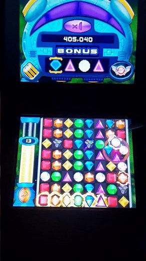 This is what happens when you destroy 6 Supernova Gems on Bejeweled Twist (DS)