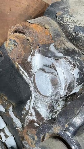 📌 Different Types of Clutches: 1. Single Plate Clutch: A clutch that uses a single friction plate to transfer power from the engine to the transmission, commonly found in most cars. 2. Multiplate Clutch: Uses multiple friction plates for power transmission, ideal for high-performance or racing vehicles that require more torque. 3. Cone Clutch: Utilizes conical surfaces for transmitting torque, providing smoother engagement than traditional plate clutches. 4. Diaphragm Clutch: Engages via a diap