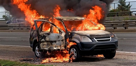 چلتی گاڑی میں آگ لگنے کی وجوہات کیا ہیں؟ آٹو موبائل ایکسپرٹ نے خطرے کی گھنٹی بجا دی