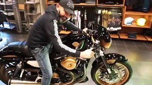 SPORTSTER 1200 ROADSTER XX ANN. HD MONZA 2017 6000KM UNICA!! ROADSTER XX ANN. HD MONZA PEZZO UNICO!!! 2017 6000KM COLORAZIONE RACING HD MONZA BLK/GOLD SCARICO 2into1 SUPERTRAPP FILTRO S&S CUPOLINO E PARAFANGO ANT BUEL RACING PUNTALE HD ORIGINAL MINIFRECCE LED RIZOMA FARO ANT. FAT OLD STYLE HD PEDANE ARRETRATE HOME MADE HD MONZA PEDANE PASS. HOME MADE PARAFANGO POST BOB. PORTA TARGA SOTTO HD MONZA GARANZIA 12 MESI HD https://harley-davidson-monza.com/shopharley/usato/3419-sportster-1200-roadster-