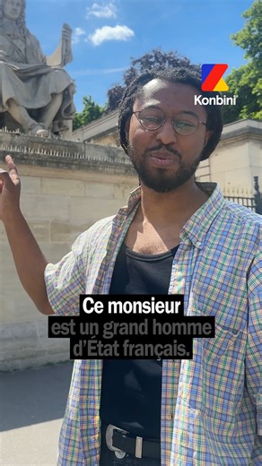 Devant la statue de Colbert à l’Assemblée nationale, Seumboy, créateur de contenu sur "Histoires Crépues" et réalisateur du documentaire "Nos statues coloniales" sur YouTube, déconstruit le mythe du "grand homme d’État". Jean-Baptiste Colbert, administrateur de compagnies coloniales, est aussi l’un des instigateurs du Code Noir, un décret qui a institutionnalisé et déterminé les conditions de l’esclavage dans les colonies. | Konbini news