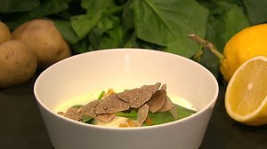 Wir in Bayern | Rezepte: Pochierte Eier mit Kartoffelschaum, Spinat und Trüffel
