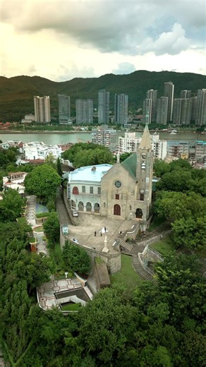⛪️澳門人氣拍照景點之一的主教山小堂，你知道它的浪漫傳說嗎🤔❓ ​ 主教山小堂建於1622年 位在澳門的西望洋山頂 是一座歷史悠久的天主教教堂！ ​ 當年葡萄牙航海者在此立下誓言 若能平安返航，便在此興建教堂以感謝聖母保佑 因此也被稱為「航海者的守護聖地」⛵️ ​ 教堂外觀充滿哥德式建築風格 擁有高聳的鐘樓 和 優美的尖頂設計 搭配上山頂的開闊視野 這裡可以360°環景俯瞰澳門全景 白天的蔚藍天空 和 夜晚的璀璨夜景 都超級美~​❤️ ​ 現在也成了情侶們拍婚紗的熱門景點💃🕺 氣氛寧靜又浪漫，真的很值得走一趟～ ​ ​-----------------🕍▾主教山小堂▾🕍-----------------​​​ ⏱️ 開放時間｜早上 10:00 - 下午 17:00​ (免費參觀) ⛳ 景點地址｜西望洋山頂​ ​ #Macao #Macau #感受澳門 #澳門旅遊局 #澳門旅遊 #主教山小堂 #澳門 | 澳門玩家粉絲團