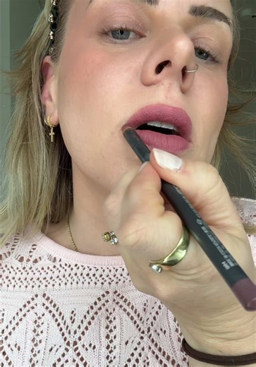 Werbung ✨ 💄 MAC Lip Liner – Shade: Plum 💜 Der perfekte Lip Liner für einen intensiven, aber eleganten Look ✨ Die Farbe Plum ist ein kühler, beeriger Ton, der deinen Lippen sofort mehr Definition und Volumen gibt. ✔ cremige, aber präzise Textur ✔ long-lasting ohne zu verschmieren ✔ ideal für Overlining oder als Base für Lippenstift ✔ perfekt für elegante & edgy Looks Ob solo getragen oder kombiniert mit Gloss/Lippenstift – Plum bringt sofort diesen „clean & expensive“ Look 💋 #plum #maccosmetic