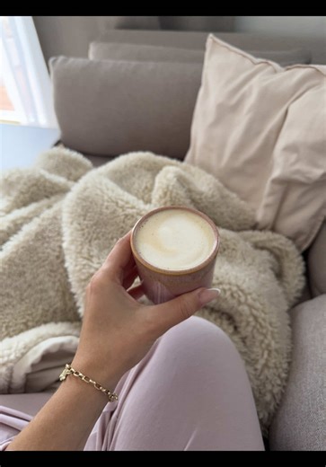 Das Studium war (oder ist - ich sitze ja noch an der Masterarbeit🫠) gar nicht meins - ich habs wirklich gehasst. Also so wirklich - wenn ich jetzt meine Uni-Mappen durchgucke (von denen ich übrigens gerade 0,1% tatsächlich für die Schule verwenden kann), bekomme einfach nur anxiety attacks😵‍💫. Ich werde richtig zurückkatapultiert in die ersten Semester des Studiums, wo ich komplett überfordert und unglücklich war und erinnere mich wieder an die (unzahligen) Momente, in denen ich abbrechen wol