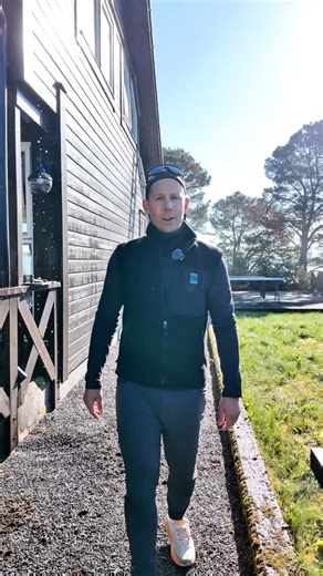 Mose på taket? 🏠🌿 Mosevekst kan komme fort og mye! Heldigvis fikser en grundig takvask problemet raskt💧✨ | Utvendigrenhold.no