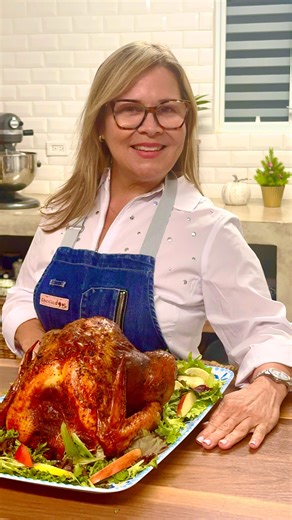 ADOBO PARA PAVO 🦃 ✨ Guarda esta receta de adobo para pavo porque te va a salvar en Acción de Gracias.🦃 Receta abajo👇🔔 El secreto está en masajear bien el pavo por dentro, por fuera y debajo de la piel con el adobo y dejarlo marinar en la nevera 24 horas. Ingredientes del adobo: • 16 dientes de ajo fresco • 31/2 cucharadas de sal gruesa o kosher • 2 cucharada de pimienta negra molida • 2 cucharada de comino molido • 3 cucharadas de orégano seco • 1 taza de sofrito (con cebolla, pimientos, ajo