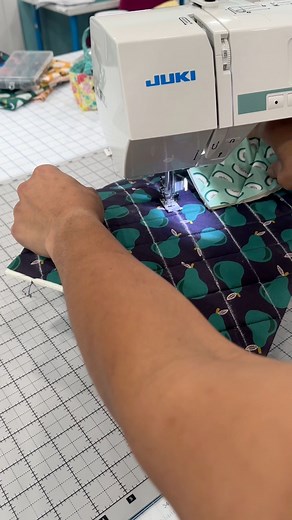 Such a fun way to make your quilting stitches blend in no matter the fabric color you use! Have you tried this before? If not, let us know if you’ll try it soon! Happy Quilting! 🧵✂️❤️ #craftygemini #Quilting #quiltingfoam #quiltingtips #quiltingtipsandtricks #quiltingfabric #bagmakingtip #onlinesewingteacher | Crafty Gemini