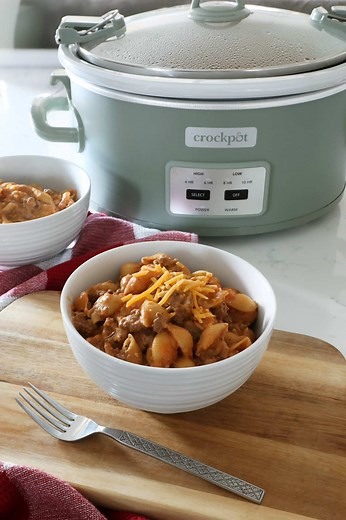Did anyone else grow up on hamburger helper?! Growing up, my mom used to throw together a quick weeknight meal by grabbing a box of hamburger helper. I have to admit sometimes I crave it! I like to make this homemade hamburger helper in the crockpot. If you’re looking for an easy dinner idea, this crockpot hamburger helper recipe will not disappoint. The cheesy goodness and delicious flavor is a easy meal that is great for colder weather when you are craving something hearty. #90skid #hamburgerh