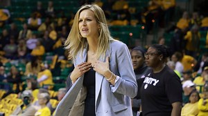 'I like to dress up': Why some women's basketball coaches refuse to follow suit to casual sideline apparel