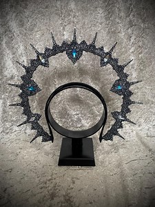 Der Zugang Gothic Tiara Kopfschmuck - Halo Krone mit Spikes und irisierenden blauen Steinen - Etsy.de