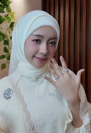Astra Kurung in Butter Yellow dah cantik 💛 Tapi Raya look tak lengkap tanpa accessories yang lagi naik seri ✨ Shopping di Bulan Bintang & rebut peluang menang Gift Card RM100 (terhad 250 orang sahaja) 💸 Dah dapat? Jangan lupa terus ke Elfi Jewellery💍, valid sehingga 31 December 2026✨ #terrrpalingraya #cincinnikah #elfijewellery #bulanbintang