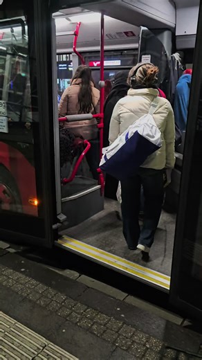 Сюрреалистическое видео с автобусом и водителем