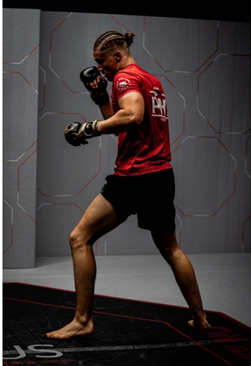 Commente “MMA” sous la vidéo si tu veux qu’on regarde ton cas et voir comment tu peux passer un vrai cap en MMA. Beaucoup de combattants stagnent en club non pas par manque de talent, mais par manque de structure dans leur progression. C’est pour ça que j’ai lancé cette série : pour t’aider à devenir plus complet et progresser plus vite, en travaillant tout ce que ton club ne peut pas toujours t’apporter.📈🎯 Tout ce passe sur Instagram : ethan_forrez #mma #pourtoiii #fyp #coaching #academy