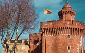 融合了法国与西班牙元素的加泰罗尼亚小城佩皮尼昂，这个小城曾经归属西班牙，与巴塞罗那一同属于加泰罗尼亚，后并入法国，这个城市混血了法国与西班牙两个国家的风情