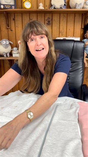 Choosing the right tog sleeping bag for your little one can make all the difference when it comes to safe and cozy sleep! The key is to dress your baby according to the room temperature, not the weather outside. Here’s a quick guide to help you decide: 🌡 16–20°C: Use a 2.5 TOG sleeping bag. 🌡 20–25°C: A 1.0 TOG sleeping bag. 🌡 25°C : Go for a 0.5 TOG sleeping bag. Always monitor your baby’s temperature by feeling their chest or back (hands and feet can feel cooler, and that’s okay!). Adjust t