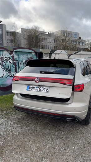 💡Close the electric hatch now or after a few seconds? Mechanism showcase in the VW 2024 VW Touareg facelift. #vw #vwtouareg #touaregfacelift #volkswagen #cartech #cartechnology | Autogefühl