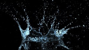 clip-1096854521-super-slow-motion-splashing-water-crown-shape
