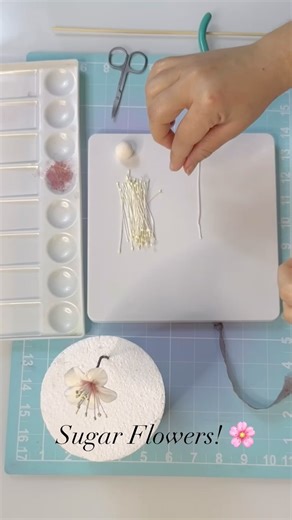 Gum Paste Flowers 🙌🏻 • • • • • • • #gumpaste #gumpasteflowers #sugarflowers #sugarflower #sugarflowerart #artsugar #cake #cakes #cakedecorator #cakedesign #cakedecorating #cakeart #cakeartist #cakedecoratorsofinstagram #cakesupplies #topper #toppers #flowers #birthdaycake #weddingcake #weddingcakes #cakemaker #roses | Garden Sugar Flowers