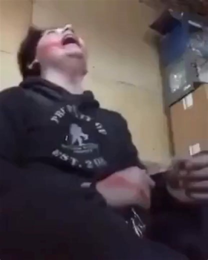 M2 Noticias on Instagram: "¡ATENCIÓN! Tragedia en Tumbler Ridge, Canadá: Tiroteo en escuela deja 10 muertos confirmados (incluyendo madre y hermano del atacante) y una niña en estado crítico con disparo en la cabeza 😔💔 Lo que se sabe hasta ahora (12-13 febrero 2026): - El atacante, Jesse Van Roetselaar, de 18 años, abrió fuego primero en su casa (asesinando a su madre y hermano) y luego se dirigió a una escuela secundaria local. - Entró armado a la biblioteca y disparó contra estudiantes y per