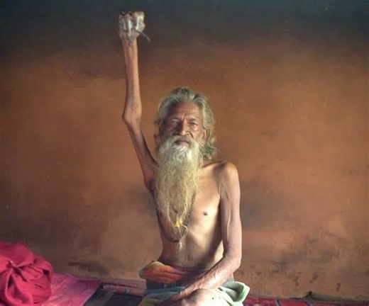 The Indian Ascetic Holding His Arm Up for World Peace Since 1973 - GreekReporter.com