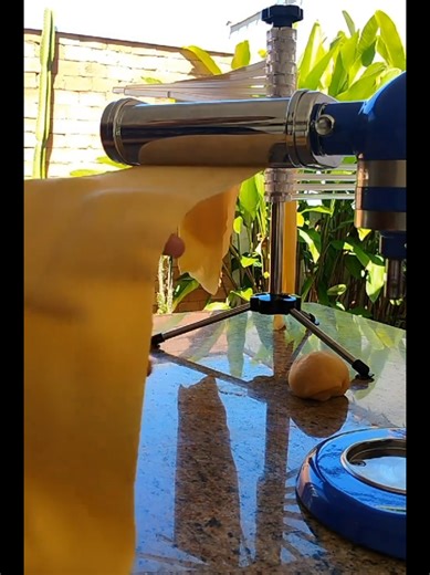 Massa fresca a cada 100gr trigo, 50gr de ovo. Alerta de espiada! Alguns momentos de minha LIVE. Sintonize a LIVE para ter a experiência completa. #tiktoklive #livehighlights #massafresca #massacaseira