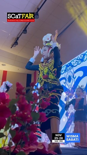 A beautiful welcoming dance with the theme of Sarawak. Kudos to everyone who worked hard to make it happen! 🗓️ 25-26 November 2023 🕒 9AM to 5PM 📍 Wisma SABATI, Kuching Brought to you by MEITD & TEGAS #scatfair2023 #educationfair #careerfair #festival #tegascommunity | TEGAS