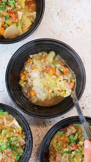 Save this cold-weather soup recipe for later ➡️Slow Cooker Cabbage Soup 🥣 . 👉 Follow @mealpreponfleek for more meal prep recipes and ideas 💥 . Lean ground beef is the key to making this slow cooker cabbages soup high in protein and lower in fat and calories. And, with only 10 minutes of prep, it doesn’t get much easier than this! . Ingredients: 1 lb. @KSBEEF lean ground beef 1/2 cup uncooked brown rice 1 cup chopped green bell pepper 1 cup chopped celery 1 cup chopped yellow onion 1 cup peele