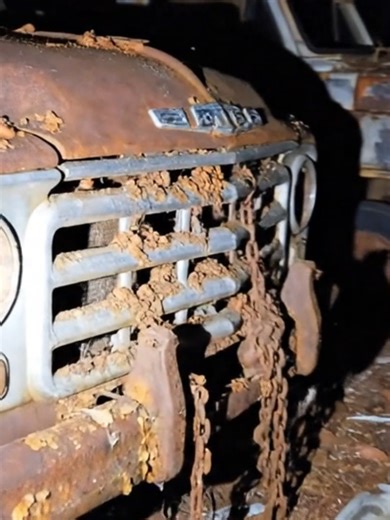 Exploring an Abandoned Garage Full of Car Memories